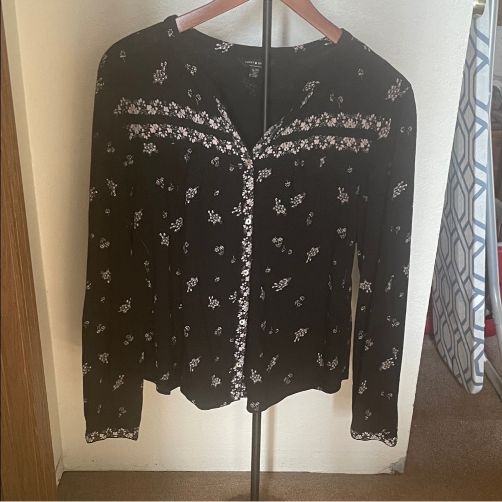Lucky Brand BOHO Black Floral Top size says XL but fits more like a large